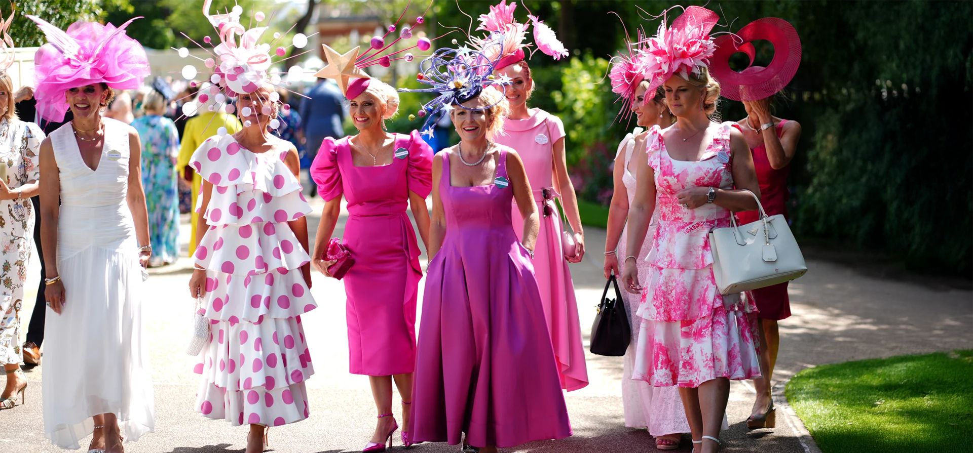 Un grupo de mujeres llegan en el segundo día de la reunión de carreras de caballos Royal Ascot, Ascot, Reino Unido. Fotografía: John Walton/PA Un grupo de mujeres llegan en el segundo día de la reunión de carreras de caballos Royal Ascot, Ascot, Reino Unido. Fotografía: John Walton/PA