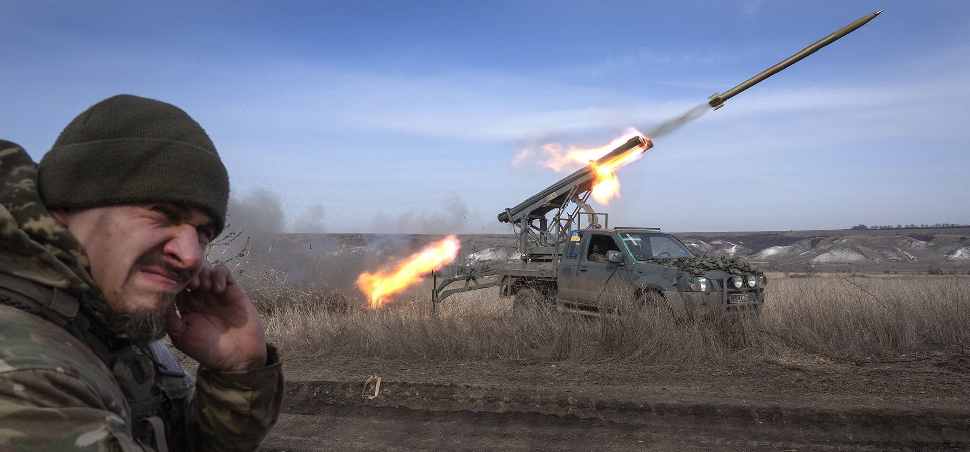 Un oficial ucraniano de la 56º Brigada Separada de Infantería Motorizada Mariupol dispara un sistema de lanzamiento múltiple de cohetes basado en una camioneta hacia posiciones rusas en la línea del frente, cerca de Bakhmut, región de Donetsk, Ucrania, el martes 5 de marzo de 2024. (Foto AP/Efrem Lukatski) Un oficial ucraniano de la 56º Brigada Separada de Infantería Motorizada Mariupol dispara un sistema de lanzamiento múltiple de cohetes basado en una camioneta hacia posiciones rusas en la línea del frente, cerca de Bakhmut, región de Donetsk, Ucrania, el martes 5 de marzo de 2024. (Foto AP/Efrem Lukatski)