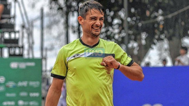Mariano Navone feliz en el Lawn Tenis Club luego de su clasificación a la final del AAT Challenger Santa Fe II.