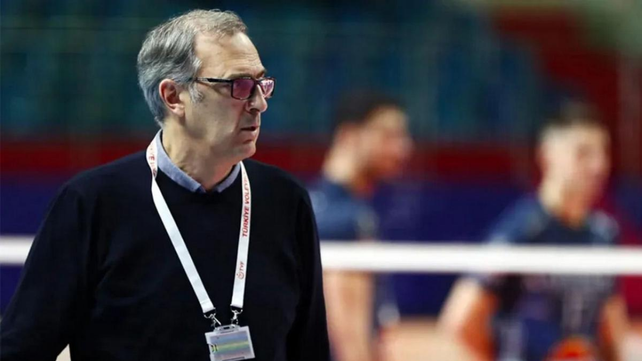 Daniel Castellani dirigió al seleccionado masculino y estaba al frente del femenino de vóley.