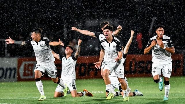 La tanda de penales es historia y Gimnasia de Mendoza se consagra. Corre a celebrar de cara a los hinchas