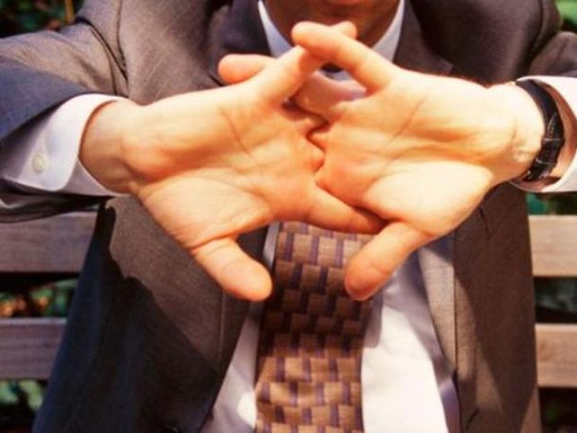 ¿Realmente crujirse los dedos da artritis?
