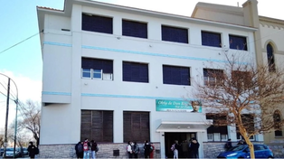 El frente de la escuela donde explotó la bomba casera.