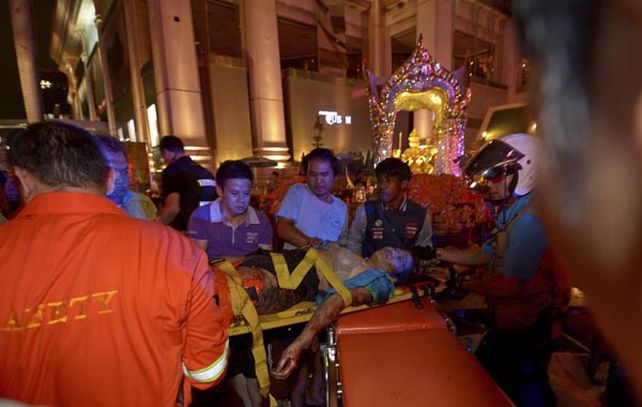 Un herido es retirado junto al templo Erawan.