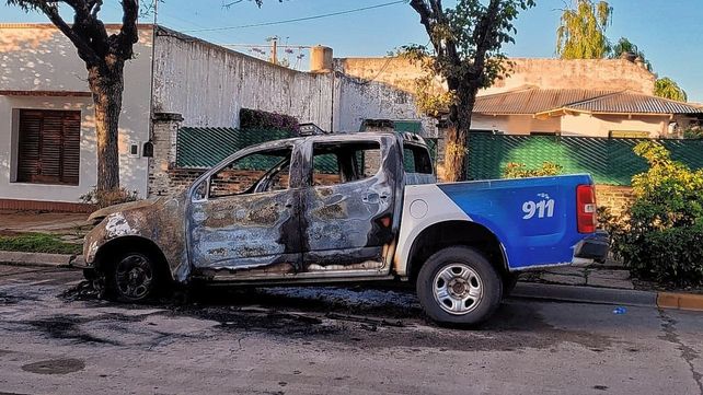 Los patrulleros fueron incendiados cuando estaban estacionados