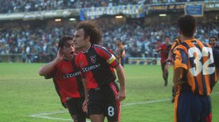 Festejo a lo Larry. Salda&ntilde;a acaba de convertir el gol del triunfo y Rosales lo grito con alma y vida.&nbsp;