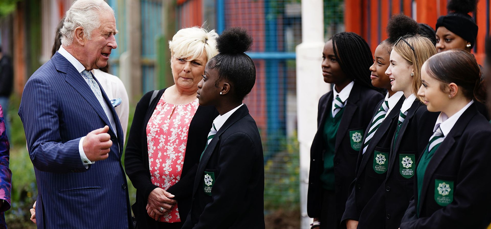 El Príncipe de Gales habla con niños en edad escolar durante una visita al Dexters Adventure Playground en Brixton, al sur de Londres, donde se reunirá con los jóvenes que cuentan con el apoyo de la fundación BIGKID, el miércoles 4 de mayo de 2022.