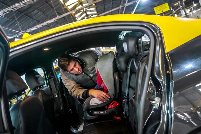 Unos 100 taxis de Rosario ya cuentan con sillitas infantiles para el traslado seguro de los más chicos