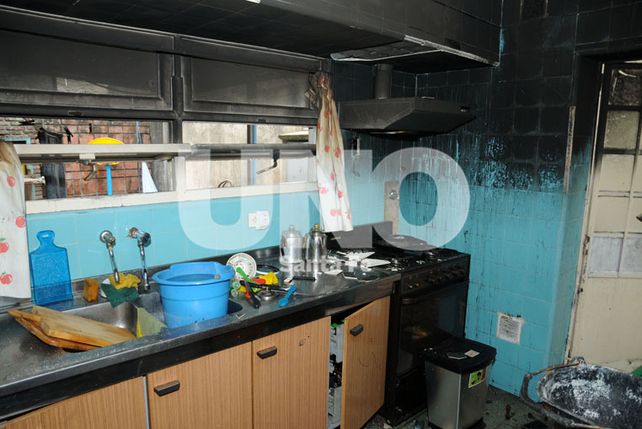 Tres habitaciones de la vivienda quedaron destrozadas.