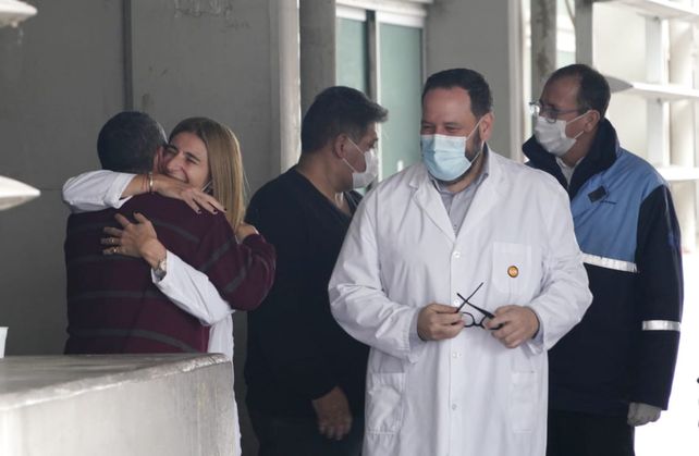 El papá del policía Gabriel Sanabria se abraza con la vicedirectora del Heca.