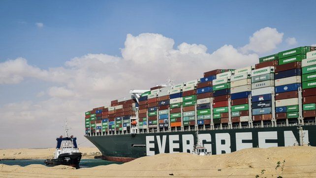 El carguero Ever Given encall&oacute; en el Canal de Suez el pasado martes debido a una fuerte tormenta de arena.