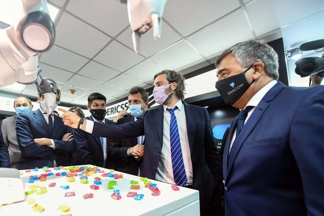 NUEVA ERA. Cafiero y Massa y otros funcionarios en un momento de distensión en la muestra en el Enacom.