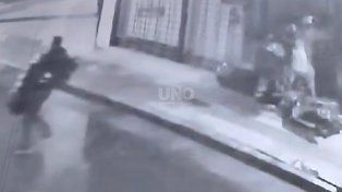 El momento en que el grupo de delincuentes comienza a trasladar lo robado en el minimercado