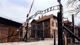 Roban la emblem&aacute;tica placa del campo de concentraci&oacute;n de Auschwitz