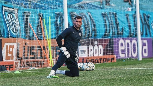 Matías Budiño, segundo refuerzo de Colón, llega a Santa Fe para firmar su contrato