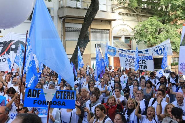 Partió desde Paraná, la columna de docentes del NEA en el marco de la Marcha Federal Educativa