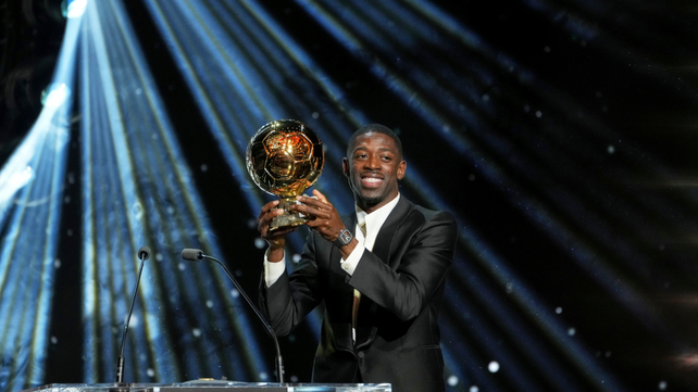 El delantero francés Ousmane Dembélé, sonriente con el Balón de Oro.