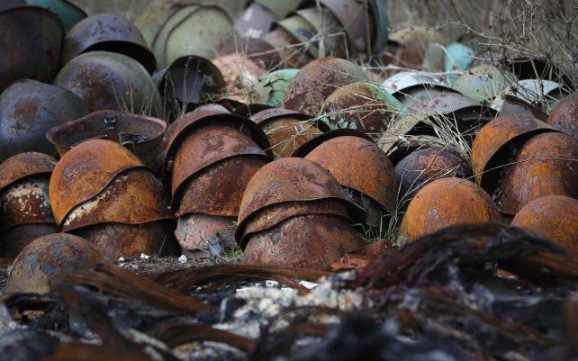 Restos de cascos quemados en un almacén de municiones dañado por un ataque militar, en las afueras de Stepanakert, la capital de la región separatista de Nagorno-Karabaj, considerada por la comunidad internacional, parte de Azerbaiyán.