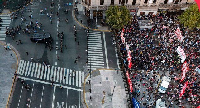 Las fuerzas de seguridad establecieron un cordón con vallas para evitar que los manifestantes pudieran llegar cerca del Congreso nacional.