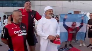Un hincha de Newells qatarí le jugó una broma a un periodista porteño