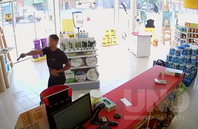 Video: robó una pinturería a punta de pistola en solo 30 segundos