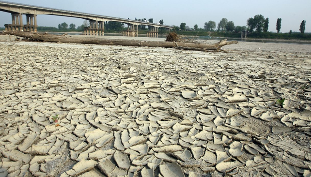La ribera del Po muestra un insólito panorama desértico. El río, sinónimo de agua y verdor, ahora es una larga cinta de arena y barro reseco. 