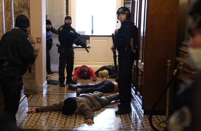 Incidentes con heridos en el Capitolio hicieron que el Congreso suspenda la certificación del triunfo de Biden
