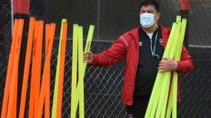 Manos a la obra. El Mono Germán Burgos ayudó a marcar los ejercicios antes del entrenamiento. Luego exigió a los futbolistas en el predio de Bella Vista.
