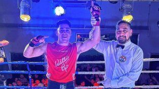 En el fondo, Jorge Solís, uno de los profesionales del Willie Pep, ganó por puntos en Festram.