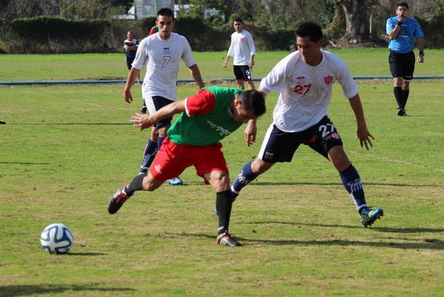 Mete presión. Una de las virtudes que tiene el lateral izquierdo Marcelo Cardozo es la marcación constante.