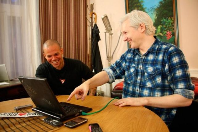 El cantante René Pérez(Residente) conversa con Assange