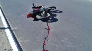 Motociclista está grave tras chocar con otra moto que se dio a la fuga