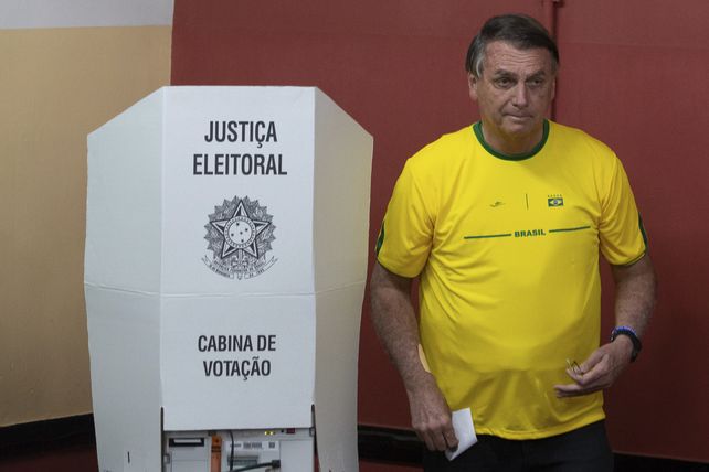 Bolsonaro votó y no aclaró si aceptará los resultados en caso de victoria de Lula