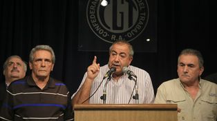 Héctor Daer (centro), uno de los triunviros de la CGT, impulsarán un nuevo paro nacional.