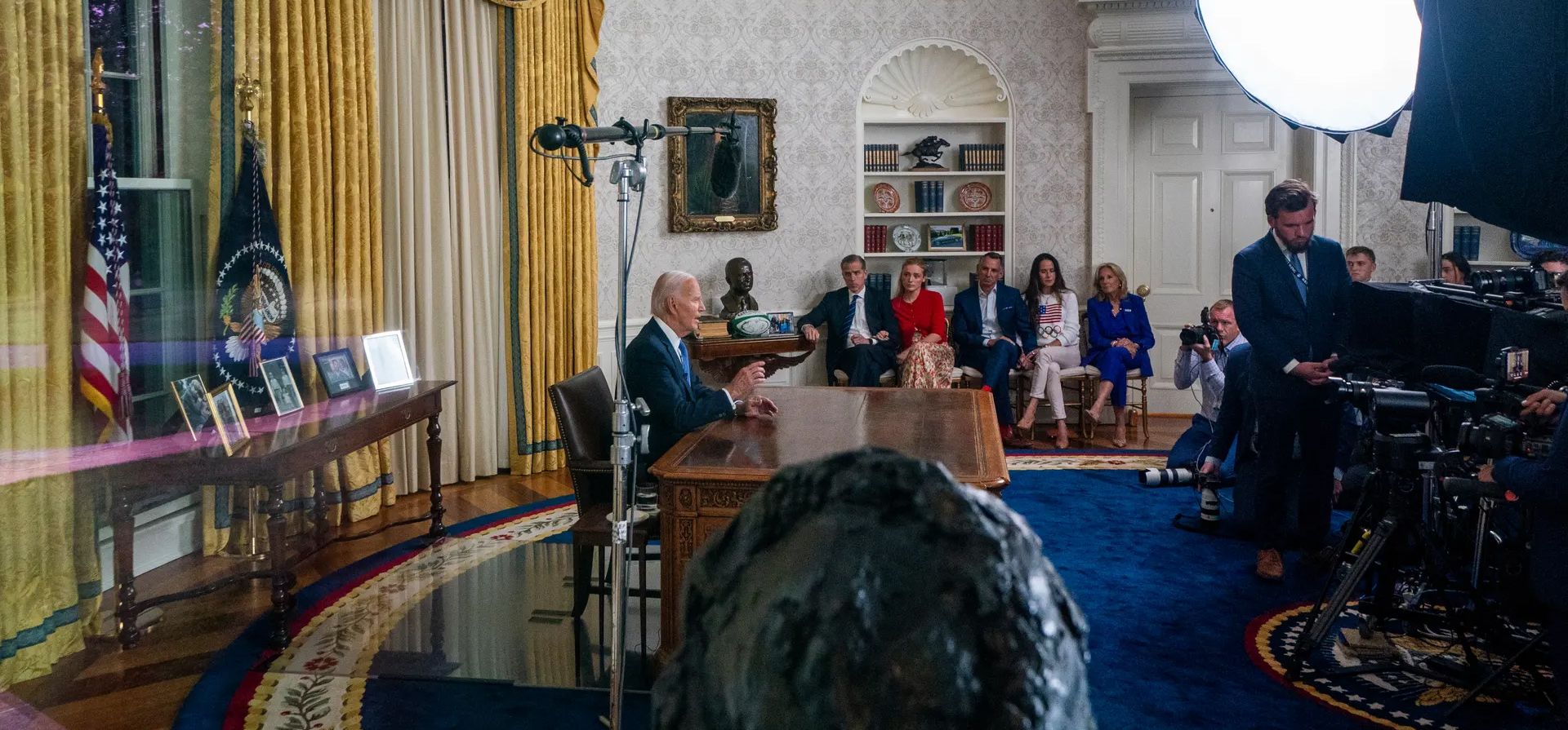 El presidente Joe Biden, junto a sus familiares, pronuncia un discurso a la nación desde el Despacho Oval de la Casa Blanca, Washington, Estados Unidos. Fotografía: Shawn Thew/EPA El presidente Joe Biden, junto a sus familiares, pronuncia un discurso a la nación desde el Despacho Oval de la Casa Blanca, Washington, Estados Unidos. Fotografía: Shawn Thew/EPA