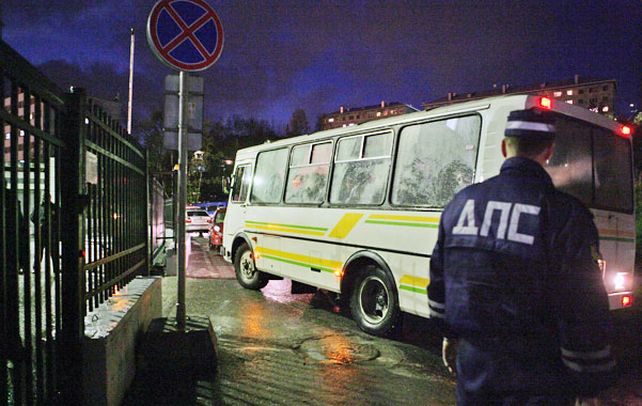 Detenidos. Un colectivo llevó ayer a los 30 militantes de Greenpeace a una unidad de investigaciones en Murmansk.