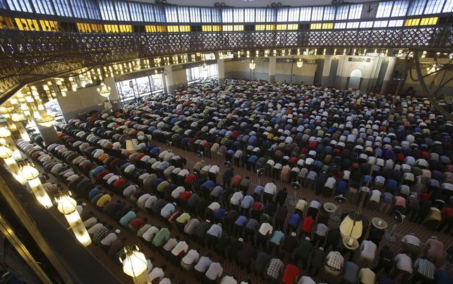 Fieles musulmanes rezan en una mezquita en Kuala Lumpur por las personas que viajaban en el Boeing 777. (Foto: Reuters)
