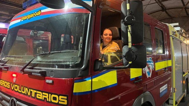 María Fernanda Sosa y Nadia Álvarez pertenecen al cuerpo de Bomberos Voluntarios de Paraná y obtuvieron el registro de conducir para vehículos de emergencias