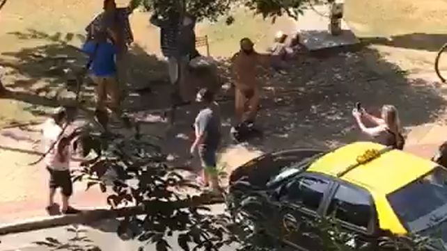 El momento en el que el taxista se bajó los pantalones ante la periodista.