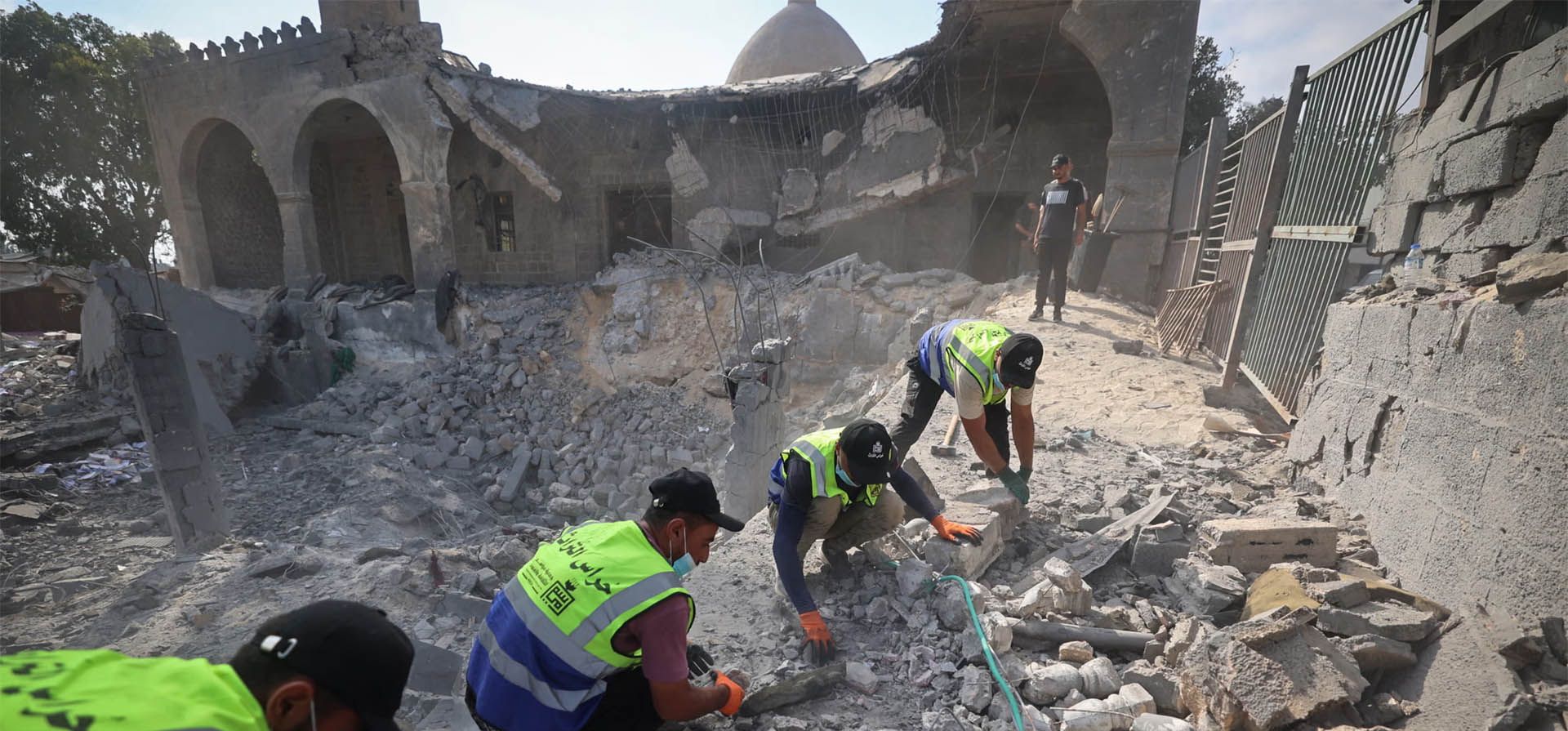 Los conservacionistas comienzan los trabajos de restauración de la mezquita Abu Salim tras ser alcanzada por un ataque aéreo israelí, Deir el-Balah, Gaza. Fotografía: Eyad Baba/AFP/Getty Images