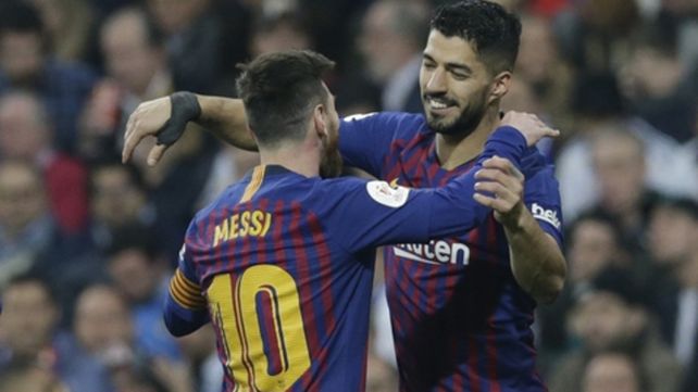 El abrazo de un amigo. Messi felicitó a Suárez por los goles en la gran victoria.