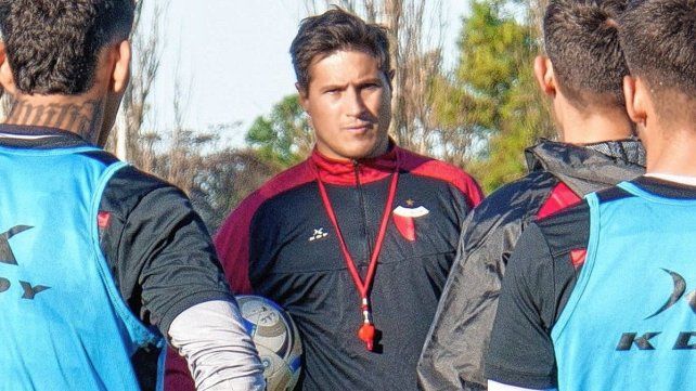 El DT de Colón Ezequiel Medrán dispuso de un primer ensayo futbolístico.