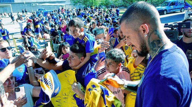 Darío Benedetto firma autógrafos en Córdoba. El delantero será titular en Boca.