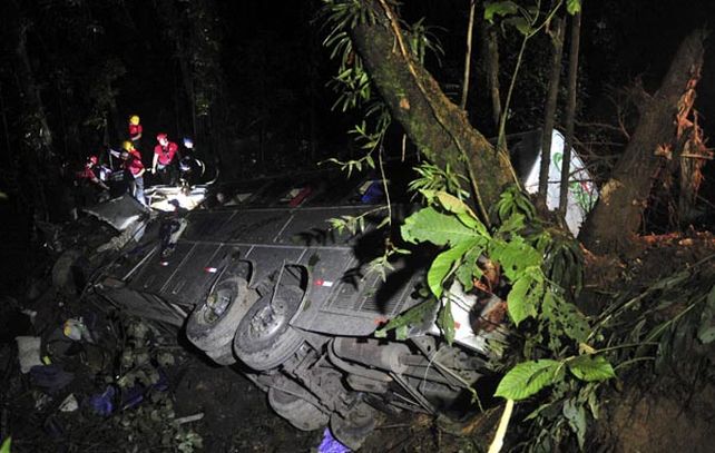 Las tareas de rescate se complicaron por la dificultad del terreno y la falta de luz al momento del accidente.