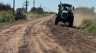 En la ruta provincial 10-S, en el tramo de 24 kilómetros que une a las localidades de Wheelwright y Juncal, se están realizando trabajos de consolidado para mejorar su transitabilidad..