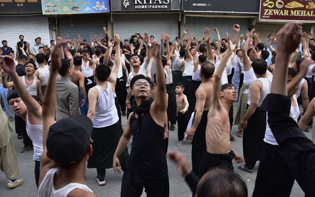 Los musulmanes chiítas se golpean el pecho como gesto de luto durante una procesión de Muharram