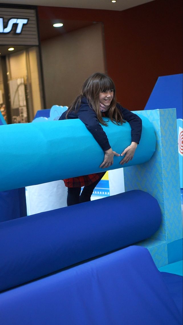 Niños disfrutando sus vacaciones en el shopping