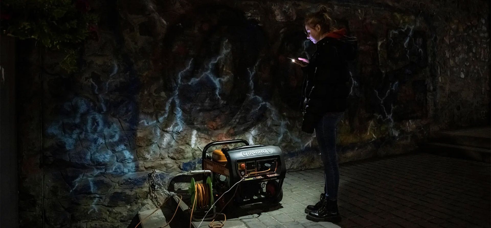 Kyiv, Ucrania. Una mujer mira un generador que alimenta un bar. Los cortes de electricidad y calefacción en Ucrania causados por ataques con misiles y drones a la infraestructura energética han agregado urgencia a los preparativos para el invierno. Fotografía: Ed Ram/Getty Images