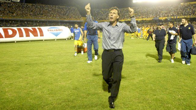 Brazos en alto. Miguel Russo festeja el triunfo ante Boca por 2 a 0 en el&nbsp; Clausura 2009