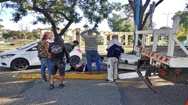 Un empleado que trabajaba colocando luminarias en el operativo para el recital de la Renga sufrió heridas de consideración cuando se desprendió el contenedor de una grúa. Ocurrió en Concordia.&nbsp;